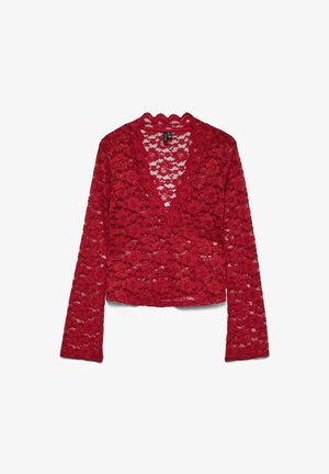 Czerwona koronkowa bluzka z długim rękawem, z falbaniastym dekoltem i kwiatowym wzorem, charakteryzująca się krojonym krojem i delikatną teksturą.