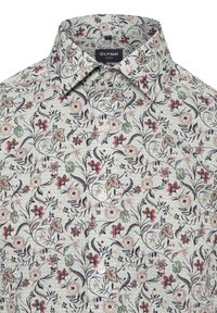 Bloemmotief shirt in lichtgroen met paarse en kastanjebruine accenten. Bevat een button-down kraag en lichte knopen tegen een veelzijdige achtergrond.
