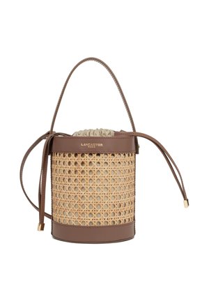 Sac seau tissé marron et beige avec garniture en cuir, fermeture à cordon, poignée unique et logo "Lancaster Paris" à l'avant.