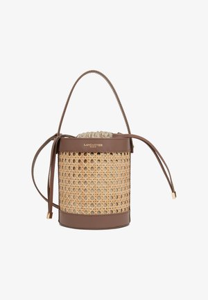 Sac seau tissé marron et beige avec garniture en cuir, fermeture à cordon, poignée unique et logo "Lancaster Paris" à l'avant.