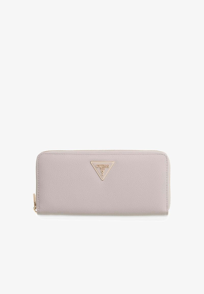 Portefeuille gris clair à fermeture éclair tout autour, avec texture grainée et emblème du logo Guess doré centré sur le devant.