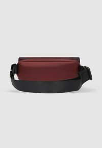 Borsa a tracolla in tessuto bordeaux dalla forma rettangolare, con tracolla regolabile nera, chiusura con zip e superficie texture.
