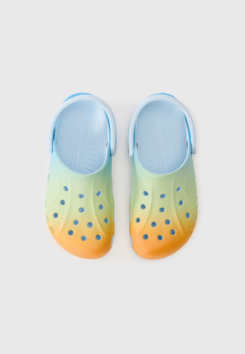 Zuecos ligeros en un degradado de azul, verde y naranja, con orificios de ventilación, correas traseras y suelas texturizadas para mayor agarre.