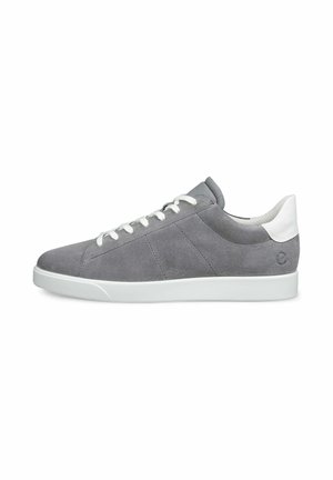Sneaker in suede grigio con dettagli bianchi e lacci. Presenta un design lineare e una suola in gomma piatta, con cuciture tonali sulla tomaia.