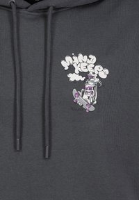Grijze hoodie met een afbeelding van een personage dat skateboardt, met paarse accenten. Voorzien van trekkoorden en een zachte textuur.