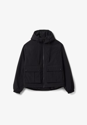 Schwarze Kapuzenjacke mit Frontreißverschluss, Kordeln, elastischen Bündchen und zwei großen Frontklappentaschen mit Knopfverschluss.
