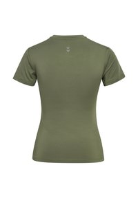 Olivgrünes, kurzärmliges T-Shirt mit rundem Halsausschnitt. Glatte Textur, figurbetontes Design, mit drei vertikalen grauen Chevron-Streifen auf der Rückseite.