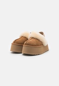UGG FUNKETTE - Heeled mules - chestnut