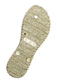 Suola di scarpa in gomma, texturizzata con lettering in rilievo e due accenti metallici circolari. Colore: beige chiaro. Forma: arrotondata con una leggera curvatura.