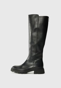 Knee-high zwarte leren laarzen met een gladde afwerking, stevige zool en zijritsdetails. Gestructureerd design met ronde neuzen en minimale accenten.