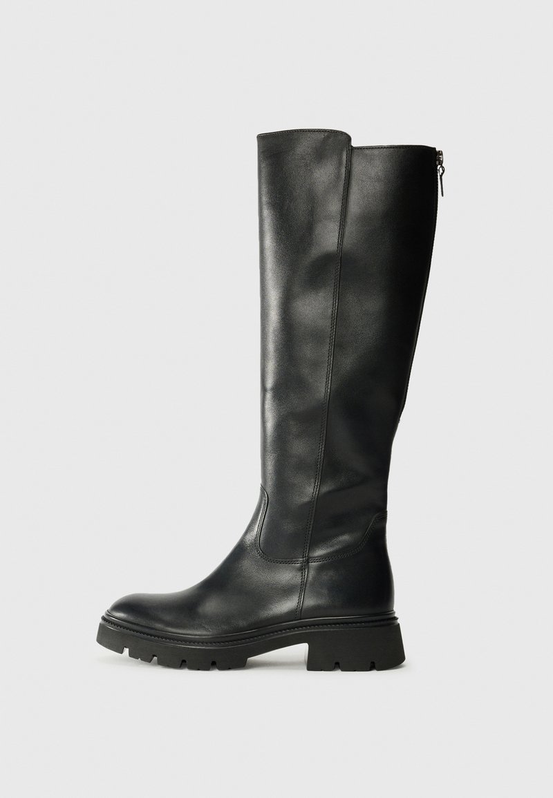Knee-high zwarte leren laarzen met een gladde afwerking, stevige zool en zijritsdetails. Gestructureerd design met ronde neuzen en minimale accenten.