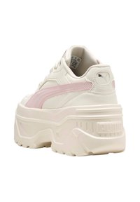 Sneaker platform bianchi con upper in pelle testurizzata, striscia rosa, collo imbottito e logo in rilievo sul tallone.