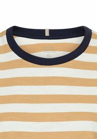 Stribet kortærmet t-shirt i sennepsgul og hvid, med en marineblå rund hals. Blød tekstur med jævne vandrette striber.