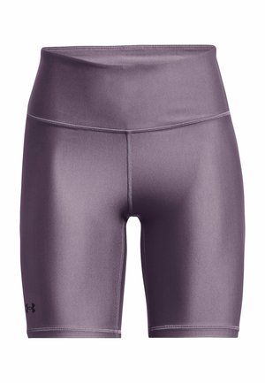 Hoch taillierte, glänzende lila Sportshorts mit flachen Nähten und einem kleinen schwarzen Logo am unteren linken Bein.