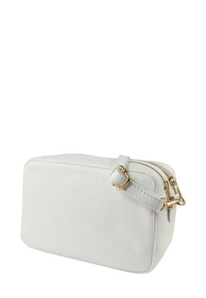 Witte leren tas met ritssluiting in een rechthoekige vorm, voorzien van een accent van goudkleurig beslag en een gestructureerde afwerking. Eenvoudig riemdetail zichtbaar.