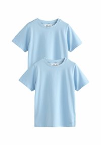 Ljusblå bomulls t-shirts med korta ärmar, rund halsringning och en slät textur. Två t-shirts visas, den ena något överlappande den andra.