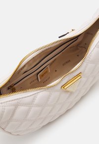 Guess GIULLY TOP ZIP SHOULDER - Håndtasker - ivory