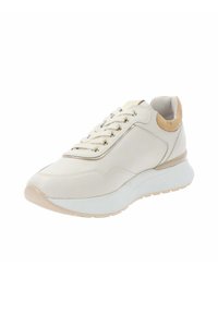 Baskets en cuir blanc avec un dessus lisse, des détails crème, un accent de talon beige, une forme ronde et un col rembourré. Présente des lacets plats et une semelle épaisse.