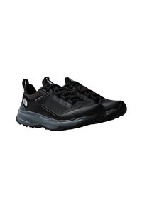 Un paio di scarpe da trail running nere e grigie con lacci, suole spesse e loghi del marchio sul tallone e sulla linguetta.