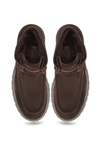 Pantofi slip-on din suede maro, cu o căptușeală interioară moale, având vârful rotund și cusături de contrast de-a lungul marginii tălpii.