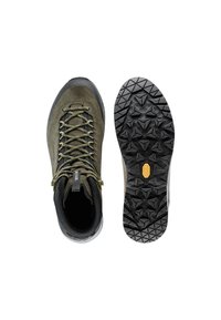 Wanderschuhe mit olivgrünem Wildleder und schwarzem Mesh-Obermaterial, ausgestattet mit einer grauen Gummikappe an der Zehe. Strukturierte schwarze Gummisohle mit dreieckigen Stollen.