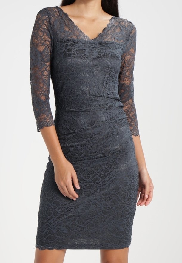 Robe en dentelle de couleur gris foncé, avec des manches en dentelle 3/4, un décolleté en V, une surface texturée avec des motifs floraux et une silhouette ajustée.