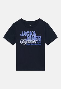 Μπλε ναυτικό κοντομάνικο T-shirt με το κείμενο «JACK & JONES Superior New Aesthetics» τυπωμένο σε λευκό και ανοιχτό μπλε στην πρόσοψη.
