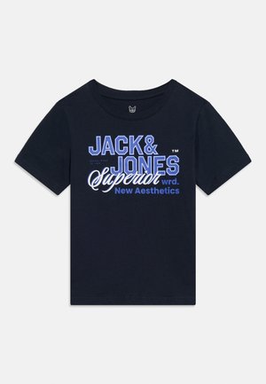 Tricou bleumarin cu mânecă scurtă, cu textul "JACK & JONES Superior New Aesthetics" imprimat în alb și albastru deschis pe față.