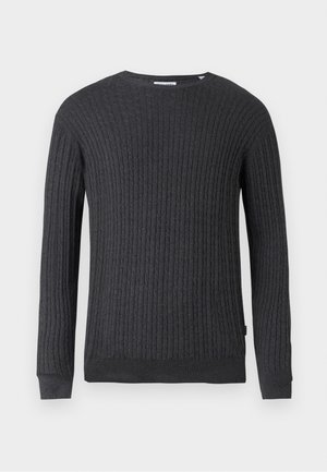 Dunkelgrauer Strickpullover mit geripptem Muster, rundem Ausschnitt, langen Ärmeln und einem enganliegenden Saum. Er verfügt über eine minimalistische Markenkennzeichnung an der unteren Seite.