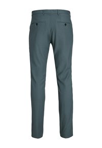 Pantaloni in tessuto verde blu scuro con un design aderente. Presentano due tasche posteriori con chiusura a bottone e una texture liscia.