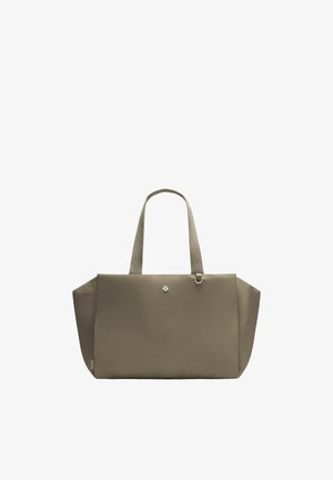 Rechteckige Tote-Bag in Taupe-Farbe mit zwei Griffen und kleinem rundem Logo vorne in der Mitte.