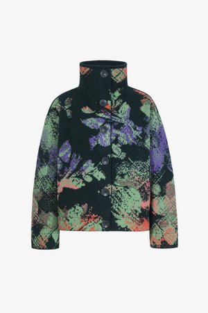 Giacca a fiori in verde scuro, caratterizzata da sfumature di viola, arancione e menta, con colletto alto e bottoni neri sulla parte anteriore.