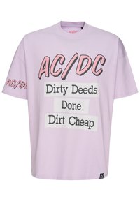 Světle fialové bavlněné tričko s krátkými rukávy. Na přední straně se nachází nápis "AC/DC" v růžové a "Dirty Deeds Done Dirt Cheap" v černé barvě.