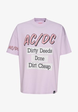 Jasnofioletowa koszulka bawełniana z krótkimi rękawami. Na przodzie znajduje się napis "AC/DC" w różowym kolorze oraz "Dirty Deeds Done Dirt Cheap" w czarnym.