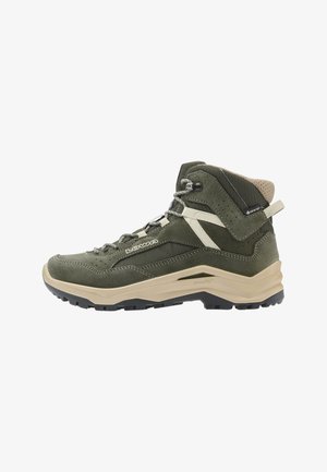 Scarpa da trekking a metà collo verde oliva con suola beige, lacci grigi, collo imbottito alla caviglia e etichetta impermeabile Gore-Tex sul lato.