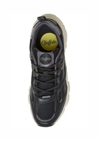 Svart sneaker med mesh- og læroverdel, grå detaljer og tykk hvit såle. Har svarte lisser og en gul innersåle med "Buffalo"-logo.
