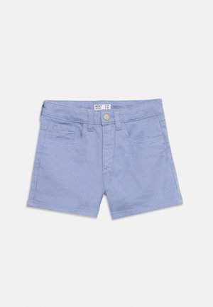 Ανοιχτού γαλάζιου χρώματος βαμβακερά σορτς με εμπρόσθιες τσέπες, θηλιές για ζώνη και κουμπί στο κλείσιμο, τοποθετημένα επίπεδα σε λευκό φόντο.