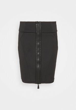 Falda negra ajustada con un diseño estructurado, que presenta un cierre frontal con cremallera y una textura de tela suave. Los acentos incluyen costuras en panel.