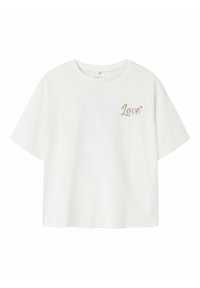 Vit bomulls-T-shirt, kort ärm, rund halsringning, med glittrande rosa text "Love" på vänster bröstområde. Mjuk textur, avslappnad passform.