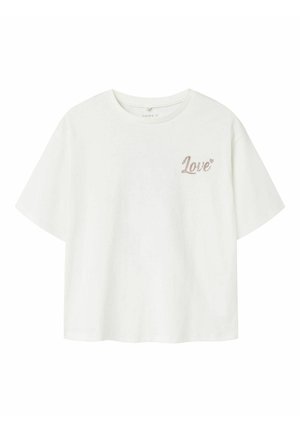 Vit bomulls-T-shirt, kort ärm, rund halsringning, med glittrande rosa text "Love" på vänster bröstområde. Mjuk textur, avslappnad passform.