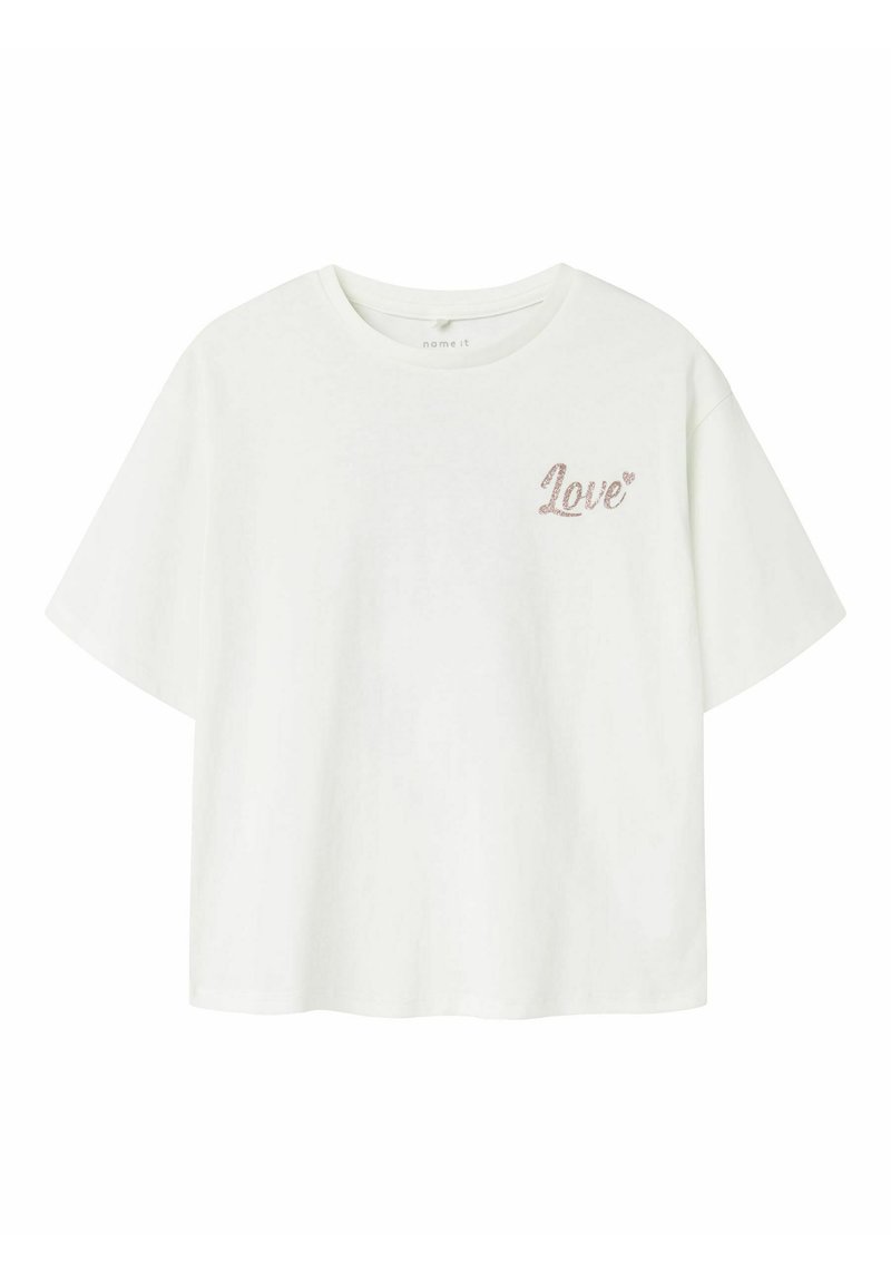 Vit bomulls-T-shirt, kort ärm, rund halsringning, med glittrande rosa text "Love" på vänster bröstområde. Mjuk textur, avslappnad passform.