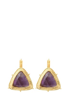 Boucles d'oreilles triangulaires en or avec bords texturés, chacune ornée d'une grande pierre précieuse violette polie au centre.