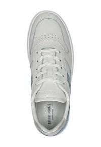 Baskets en cuir blanc avec des accents en daim bleu clair, bout rond, lacets plats et détails perforés sur la zone des orteils.