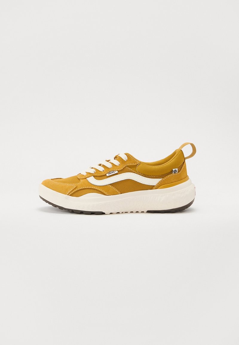 Gelbe Wildleder- und Mesh-Sneaker mit weißen Akzenten, runder Zehenpartie, dicker weißer Sohle und Rückziehschlaufe. Strukturiert Oberfläche und Schnürdetail.