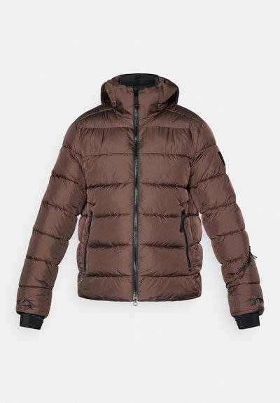 Braune Daunenjacke mit Kapuze, ausgestattet mit einem Reißverschluss vorne, schwarzen Akzenten, Seitentaschen und gestepptem Textil. Elastische Bündchen für eine gute Passform.