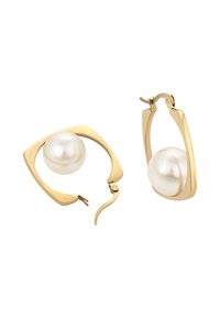 Orecchini a cerchio in oro con design asimmetrico, caratterizzati da una grande perla bianca al centro e una texture liscia e lucida.