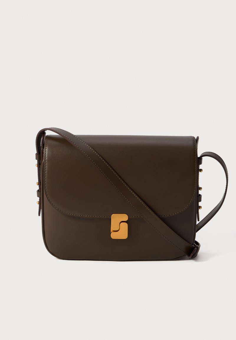 Borsa a tracolla in pelle marrone scuro con chiusura in oro e tracolla regolabile su uno sfondo bianco semplice.