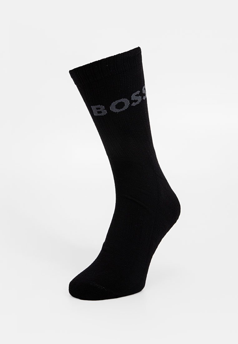 Schwarze Baumwollsocken mit gerippter Struktur, ausgestattet mit einem grauen "BOSS"-Logo, das nahe dem Bündchen gedruckt ist. Standarddesign in Crew-Länge.