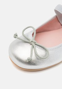 Pretty Ballerinas AMI - Baleríny s páskem - plata