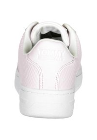 Białe sneakersy z różowymi akcentami z siateczki, z teksturowanym tyłem, haftowaną nazwą marki i gumową podeszwą.